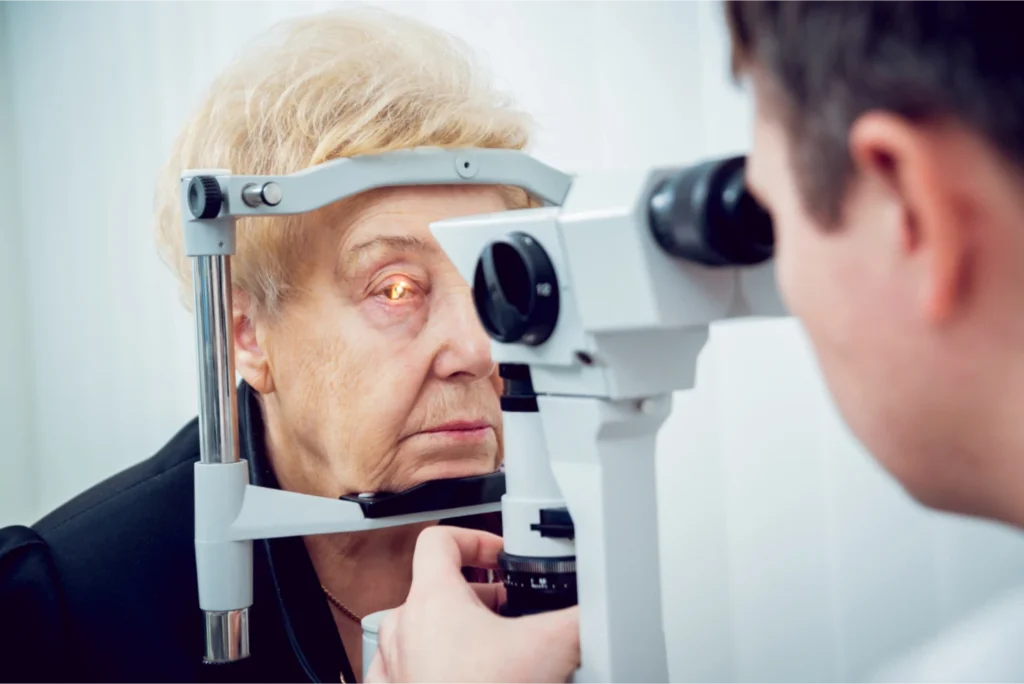 Early Warning Signs of Macular Degeneration | Eye Health